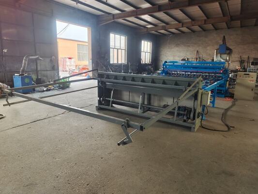 Automatische lasmachine voor het lassen van meshpanelen met scheerdraad van 2,4 × 6 m