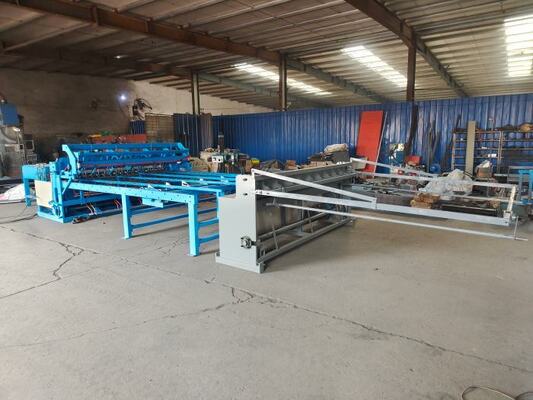 Maasgrootte 150*150mm 4mm PLC-installatie voor het lassen van maas